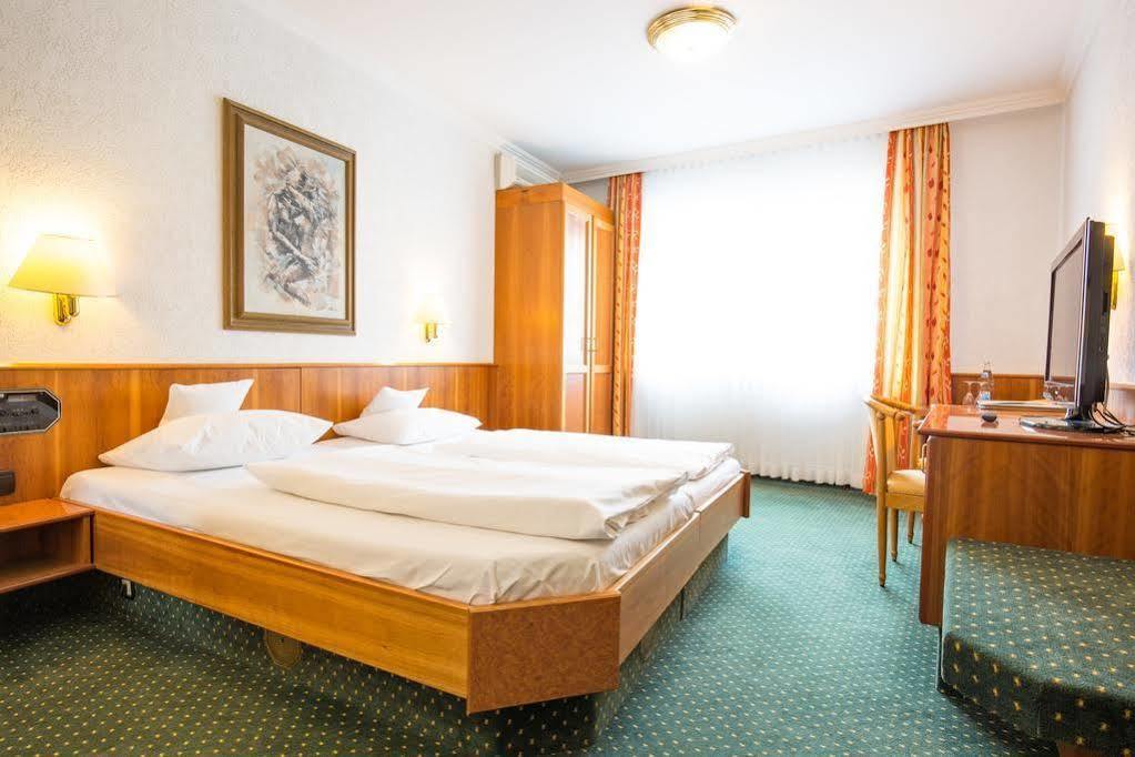 Kubler Stars Hotel คาร์ลสรูเฮอ ภายนอก รูปภาพ