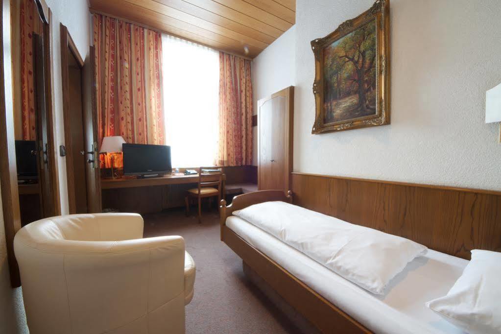 Kubler Stars Hotel คาร์ลสรูเฮอ ภายนอก รูปภาพ