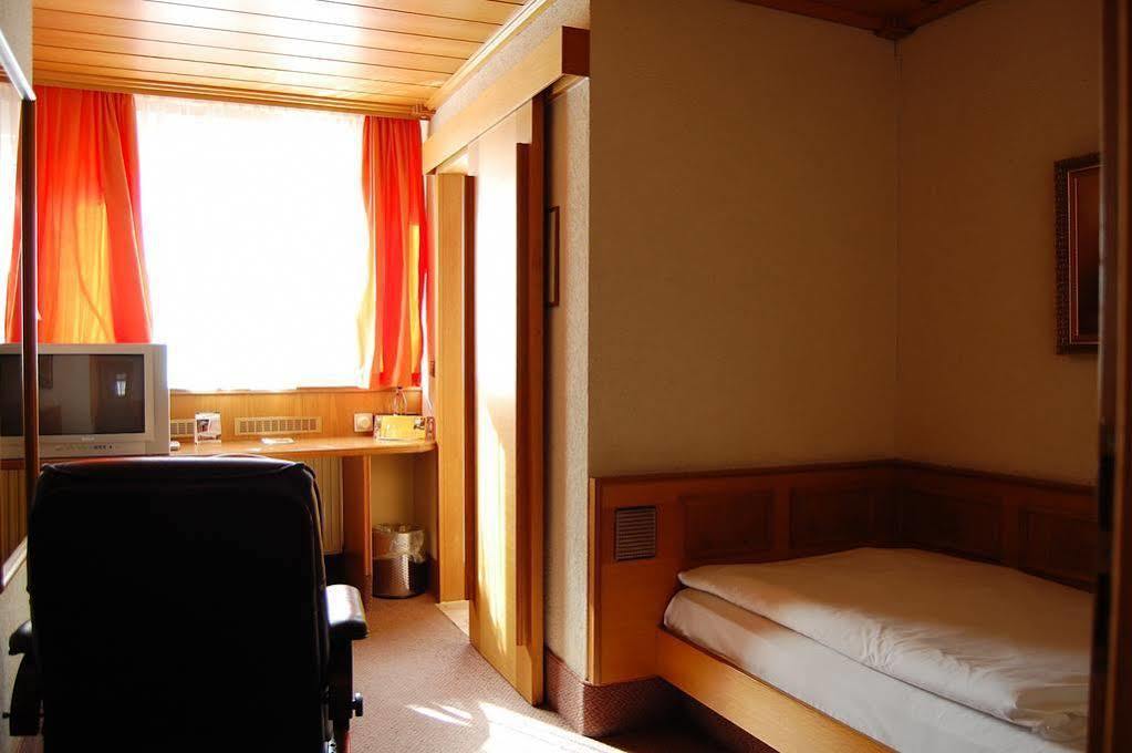 Kubler Stars Hotel คาร์ลสรูเฮอ ภายนอก รูปภาพ