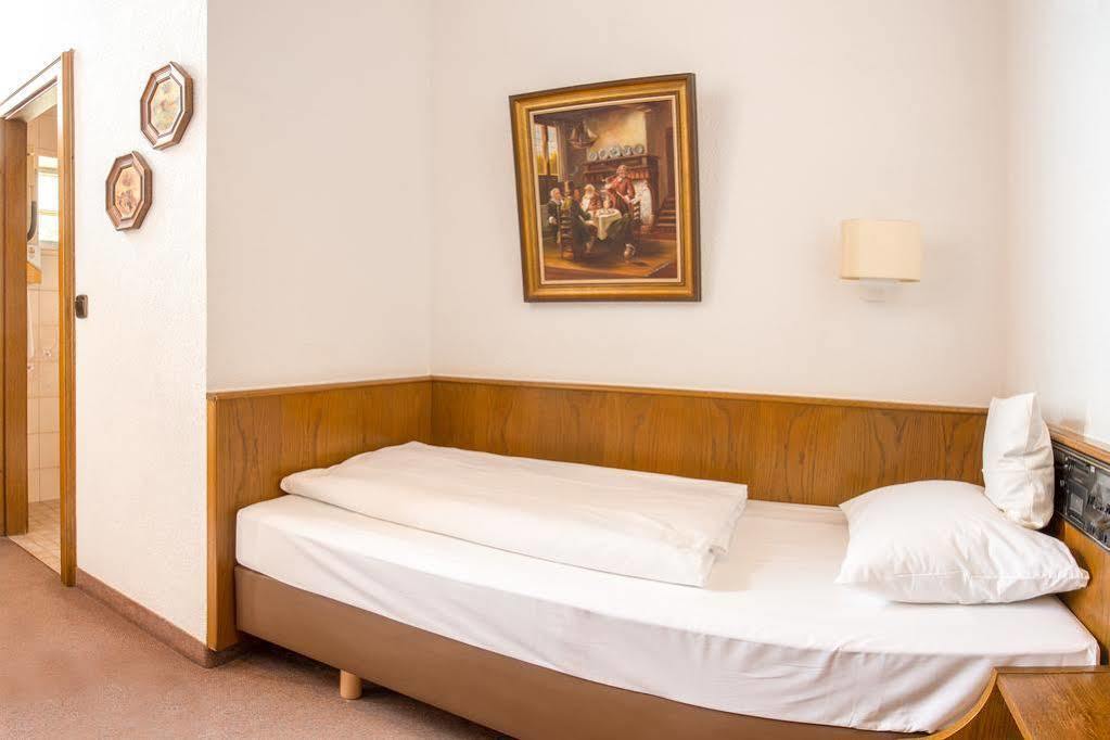 Kubler Stars Hotel คาร์ลสรูเฮอ ภายนอก รูปภาพ