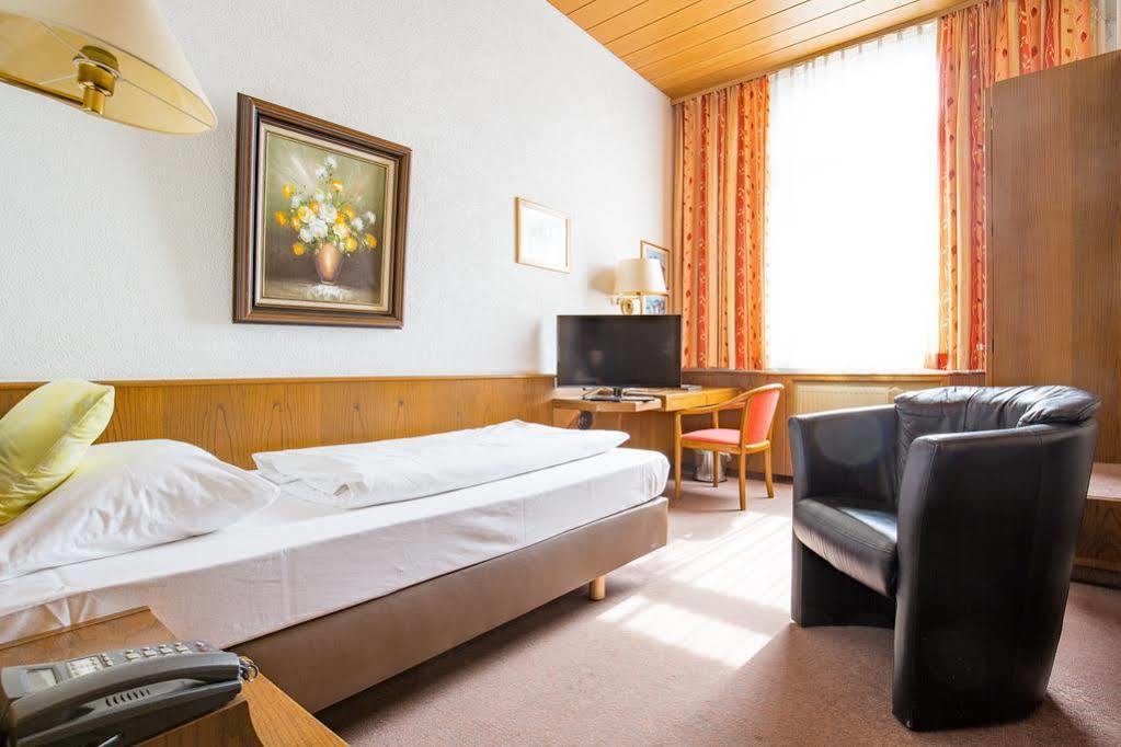 Kubler Stars Hotel คาร์ลสรูเฮอ ภายนอก รูปภาพ