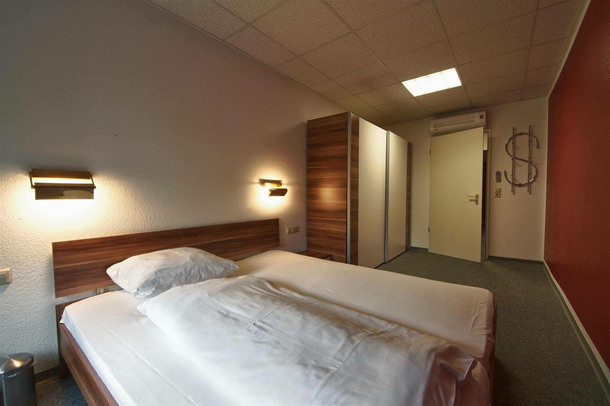 Kubler Stars Hotel คาร์ลสรูเฮอ ภายนอก รูปภาพ