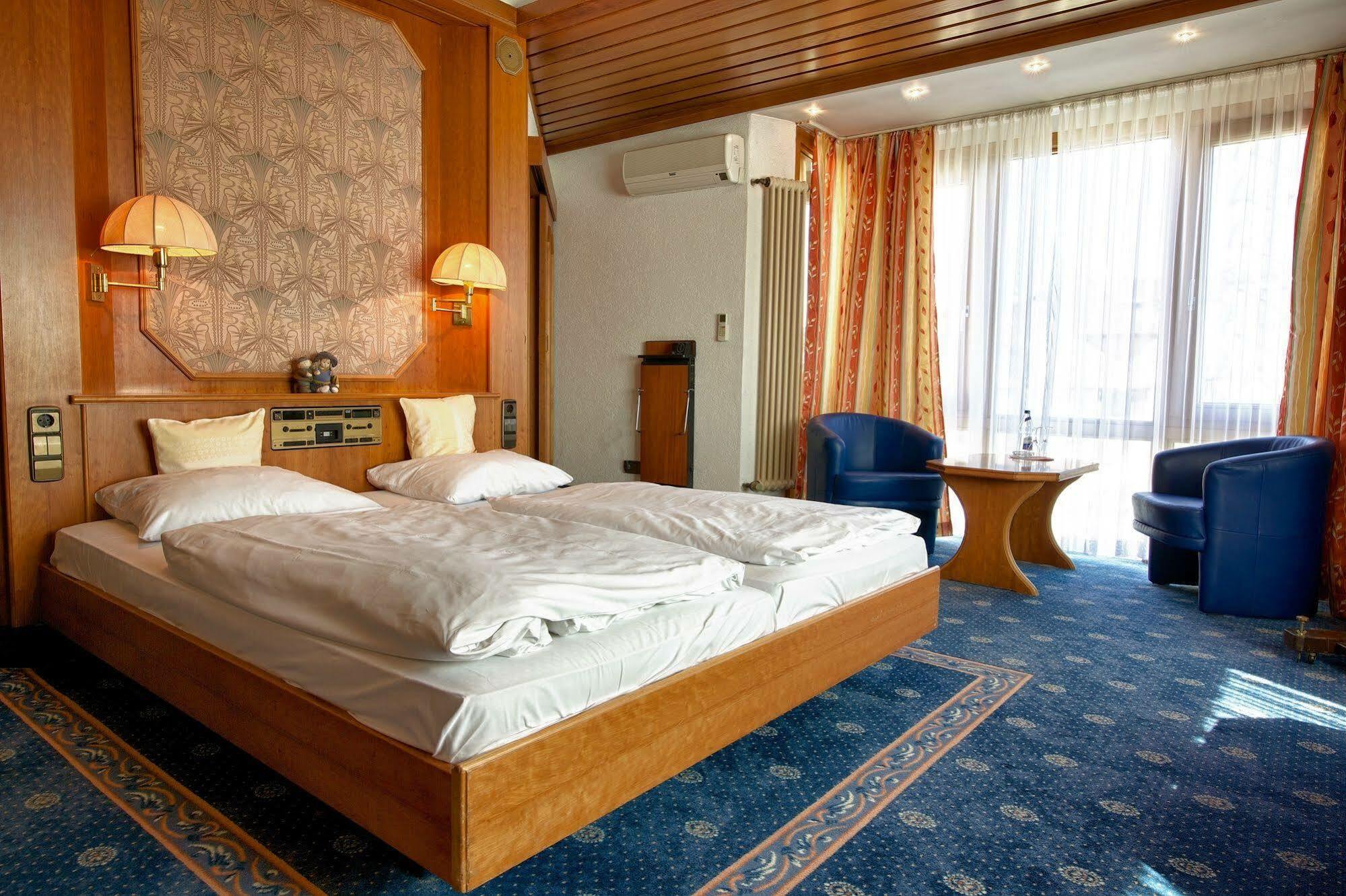 Kubler Stars Hotel คาร์ลสรูเฮอ ภายนอก รูปภาพ